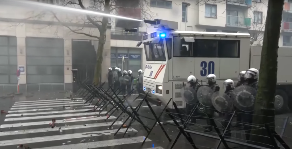 Policijski vodni top usmerjen proti kmetom