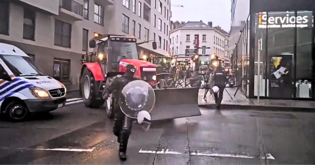 Nekaj traktorjev se je prebilo skozi eno od pregrad, zaradi česar so se policisti razbežali.