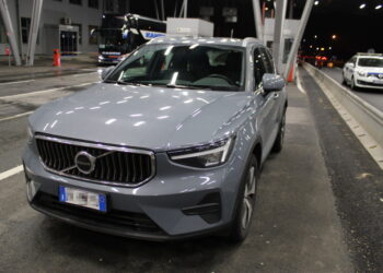 Drzna voznica: Na mejni prehod kar z ukradenim vozilom (FOTO)