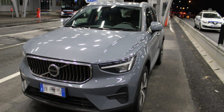 Drzna voznica: Na mejni prehod kar z ukradenim vozilom (FOTO)