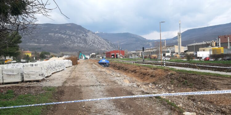 Odkrita že tretja neeksplodirana bomba ob železniški postaji (FOTO)