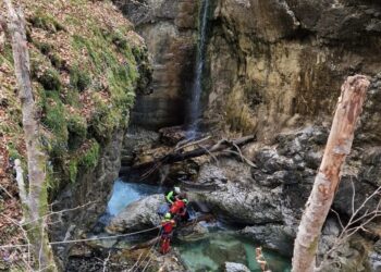 Otrok padel 20 metrov globoko v reko (FOTO)