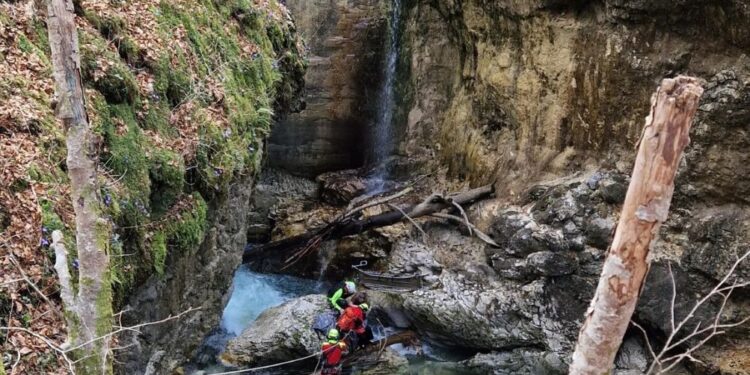 Otrok padel 20 metrov globoko v reko (FOTO)