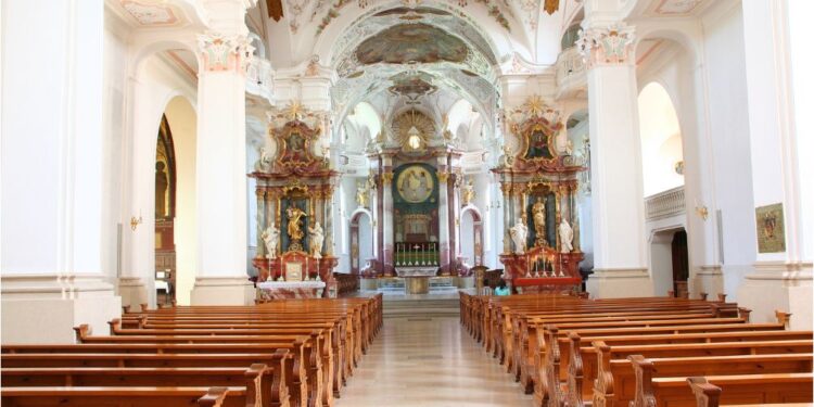 Katoličani obeležujejo cvetno nedeljo: Boste tudi vi v cerkve k blagoslovu odnesli butare?