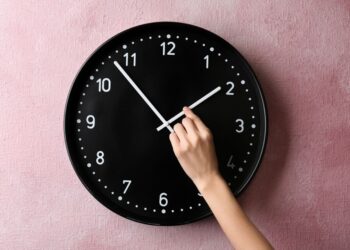 V noči na nedeljo bomo spali manj: Uro bomo premikali še nekaj let