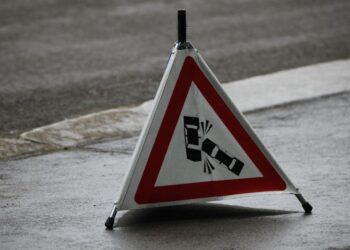 Grozljivo: V prometni nesreči v gorečem vozilu umrl voznik