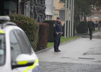 V križišču zapeljal skozi rdečo luč: Ste videli prometno nesrečo pri šoli?