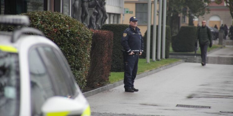 V križišču zapeljal skozi rdečo luč: Ste videli prometno nesrečo pri šoli?