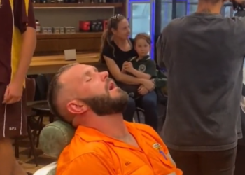 Simpatično: Stranka je na brivskem stolčku v frizerskem salonu spala tri ure (VIDEO)