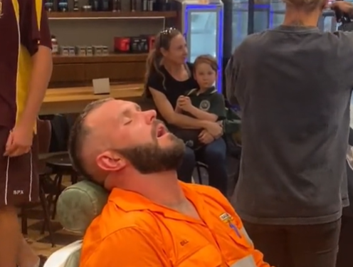 Simpatično: Stranka je na brivskem stolčku v frizerskem salonu spala tri ure (VIDEO)