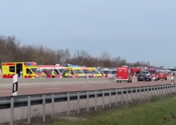 Na avtocesti v Nemčiji se je prevrnil avtobus, tokrat so potniki bili srednješolci