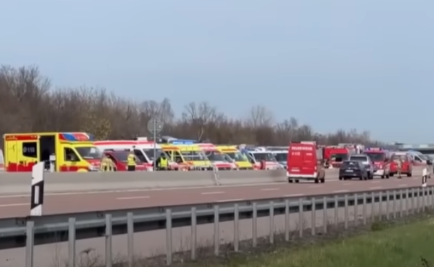 Na avtocesti v Nemčiji se je prevrnil avtobus, tokrat so potniki bili srednješolci