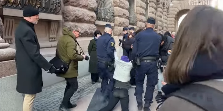 Greto Thunberg policija odvlekla s protesta
