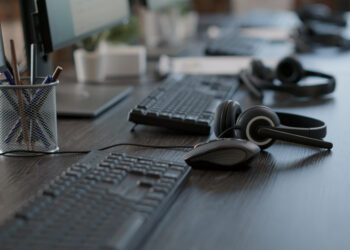 Grožnje in nove zahteve: Operaterji klica v sili še vedno stavkajo