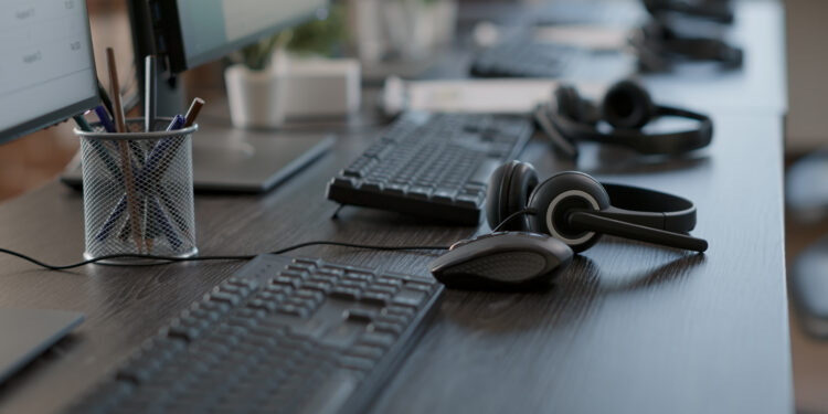 Grožnje in nove zahteve: Operaterji klica v sili še vedno stavkajo