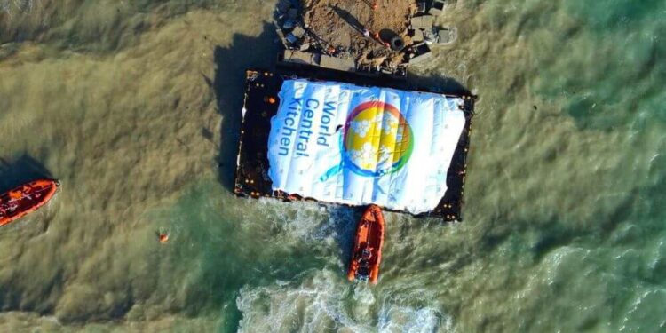 Prva ladja s pomočjo prispela v Gazo