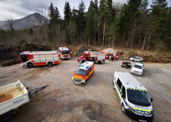V Kranju zagorelo, tri osebe odpeljane v bolnišnico
