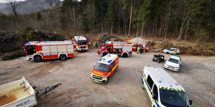 V Kranju zagorelo, tri osebe odpeljane v bolnišnico