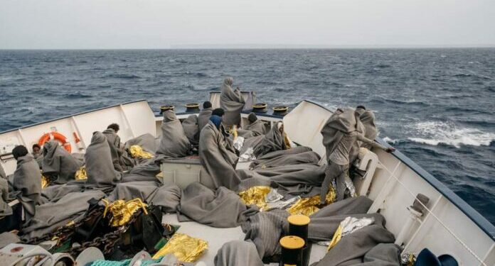 V brodolomu pri sosedih umrlo najmanj devet oseb, 15 jih še pogrešajo