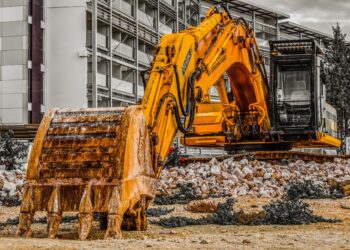 Nesreči na gradbiščih: Moški umrl po trčenju bagra, življenje najstnika po padcu ogroženo