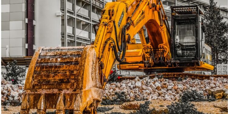 Nesreči na gradbiščih: Moški umrl po trčenju bagra, življenje najstnika po padcu ogroženo