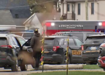 66-letnica pod vplivom alkohola trčila v stavbo, kjer je bila otroška zabava: Umrla brat in sestra