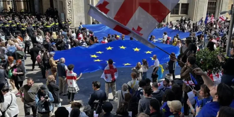 Gruzija - protest pred parlamentom