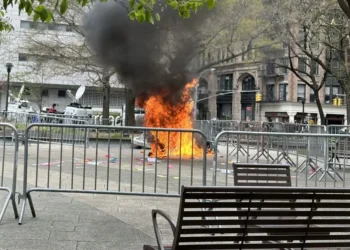 Moški se je zažgal pred sodiščem