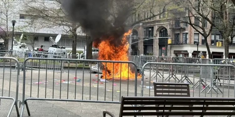 Moški se je zažgal pred sodiščem