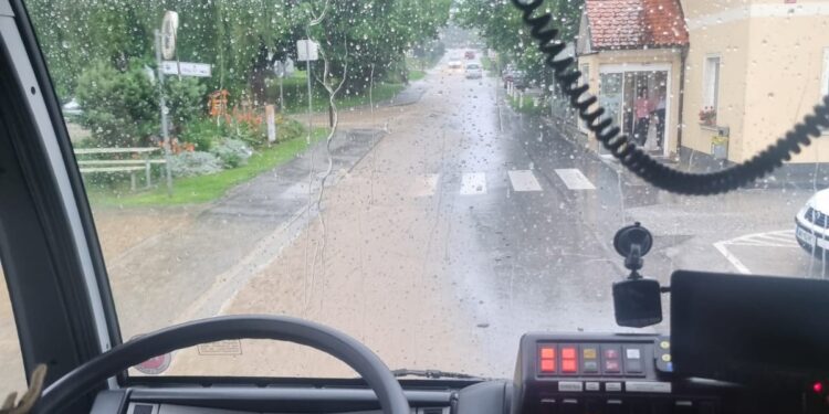 Padavine povzročile škodo po vsej državi (FOTO)