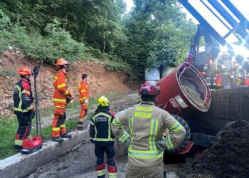 Delovna nesreča s smrtnim izidom: Voznik ostal ukleščen pod traktorjem (FOTO)