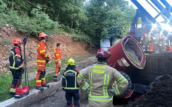 Delovna nesreča s smrtnim izidom: Voznik ostal ukleščen pod traktorjem (FOTO)