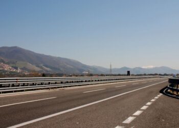 Mati zaradi slabe ocene pustila mladoletno hčerko sredi avtoceste