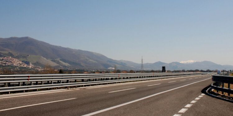 Mati zaradi slabe ocene pustila mladoletno hčerko sredi avtoceste