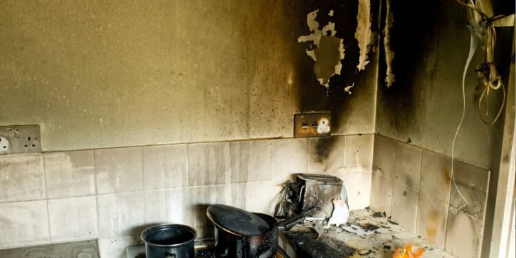 Tragično: Po eksploziji plina v stanovanju umrl 74-letnik