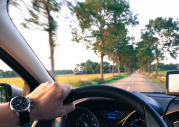 Omejitev 50, ona pa krepko čez omejitev: V naseljih drvela 159 in 167 kilometrov na uro