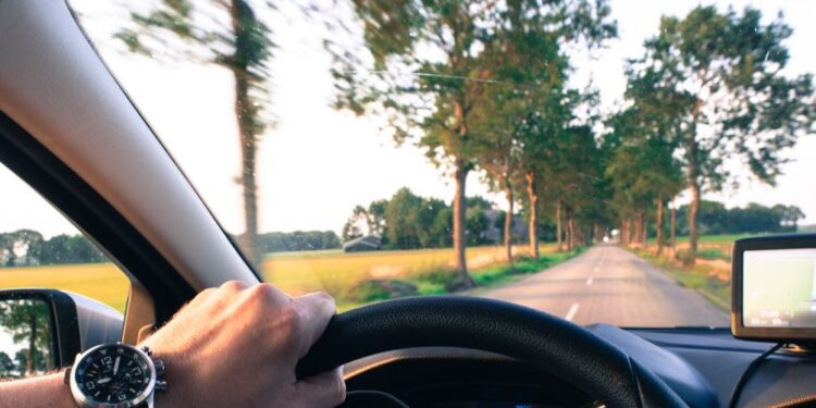 Omejitev 50, ona pa krepko čez omejitev: V naseljih drvela 159 in 167 kilometrov na uro