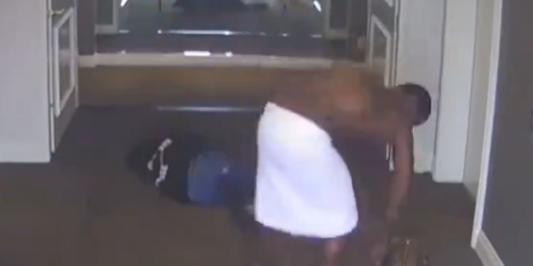 Kamere ujele Diddyja, kako pretepa svoje dekle (VIDEO)