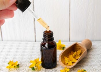 Šentjanževka: Kako uporabiti šentjanževo olje za različne težave?