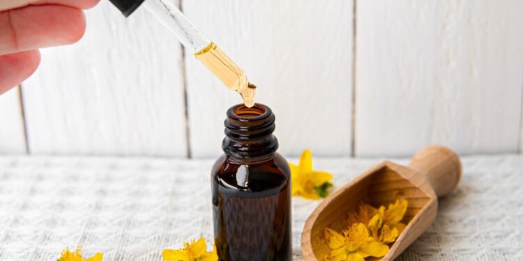 Šentjanževka: Kako uporabiti šentjanževo olje za različne težave?