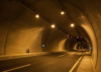 Tragična nesreča v predoru Dekani: Ena oseba umrla, avtocesta zaprta