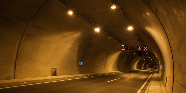 Tragična nesreča v predoru Dekani: Ena oseba umrla, avtocesta zaprta