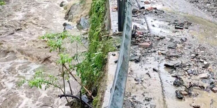 Neurje zadeva Primorsko: Odneseno cestišče in poplavljena dvorišča (VIDEO)