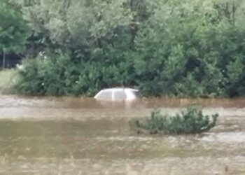 Deli otoka Krk pod vodo: Poplavljene ceste, objekti, polja in trgovine (FOTO)