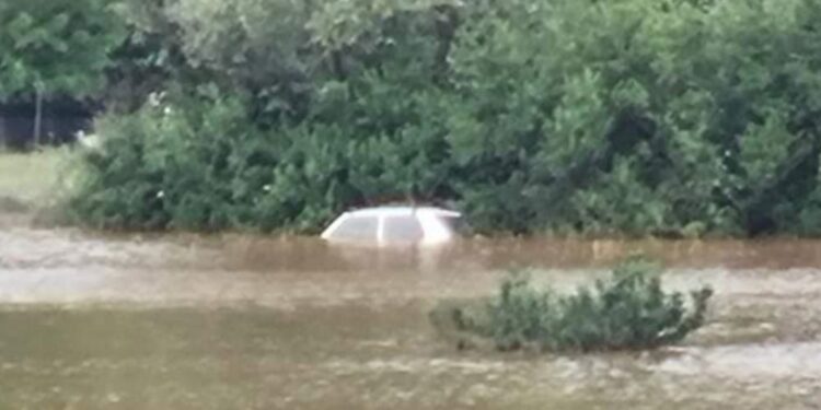 Deli otoka Krk pod vodo: Poplavljene ceste, objekti, polja in trgovine (FOTO)