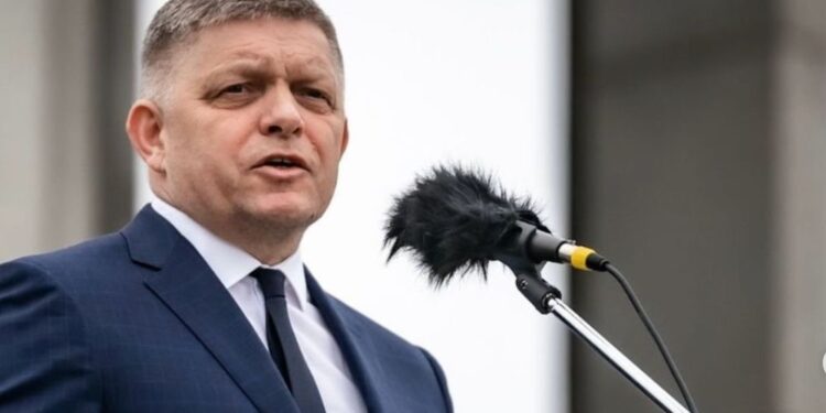 Slovaškega premierja odpustili iz bolnišnice v domačo oskrbo