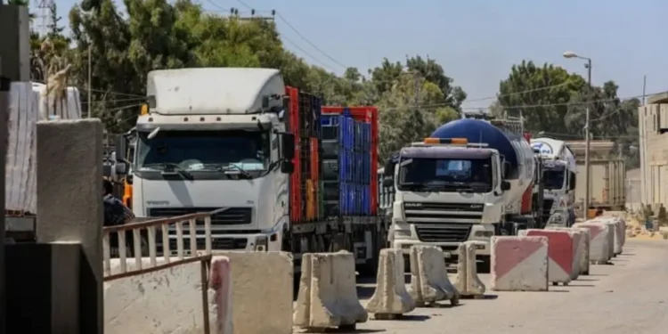 Tovornjaki s humanitarno pomočjo