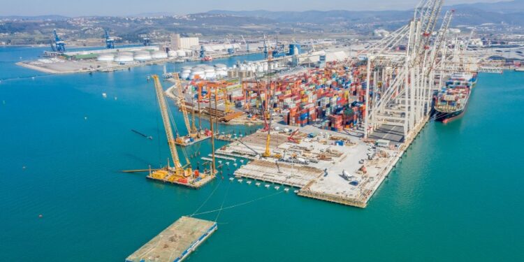 Proti Luki Koper naj bi plula ladja z orožjem za Izrael, ministrica obsodila tovrstno dejanje