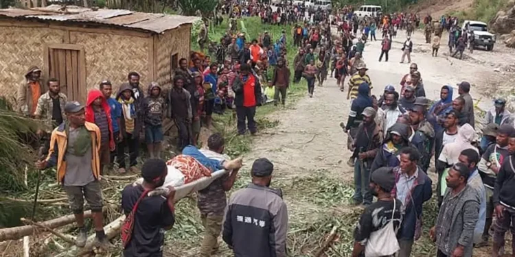 V zemeljskem plazu na Papui Novi Gvineji je umrlo 670 ljudi