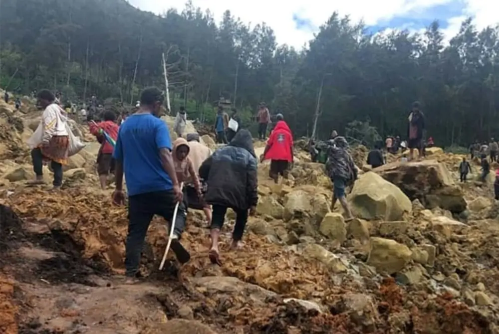V zemeljskem plazu na Papui Novi Gvineji je umrlo 670 ljudi
